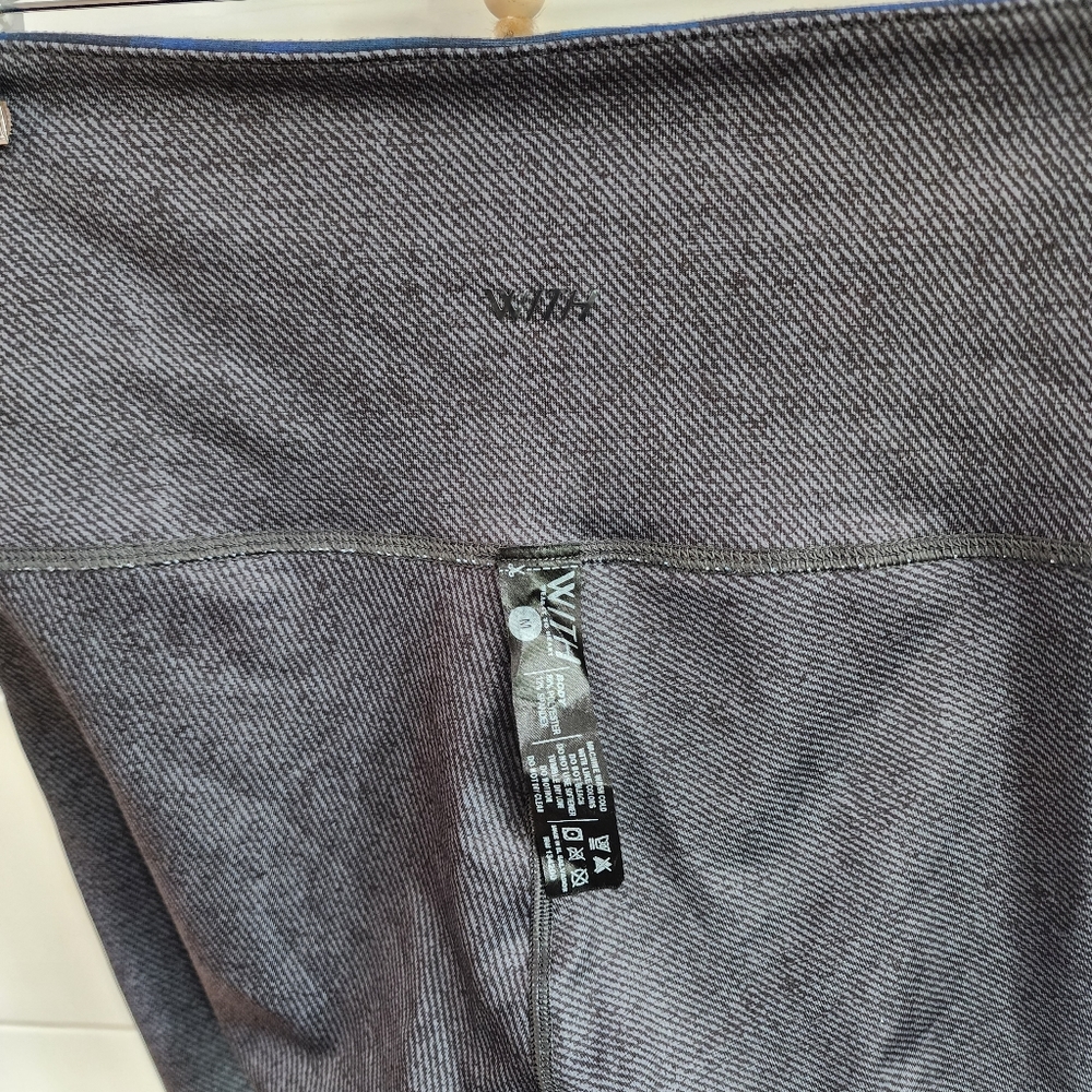 Peloton Bowie High Waist Capri Reversible pyramid sz M - Picture 15 of 16